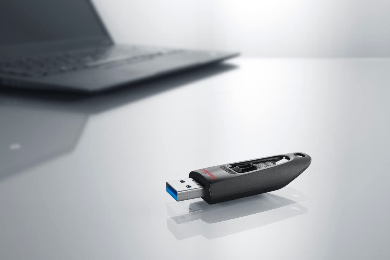 Sandisk SDCZ48 Flash Drive Pen Drive On table